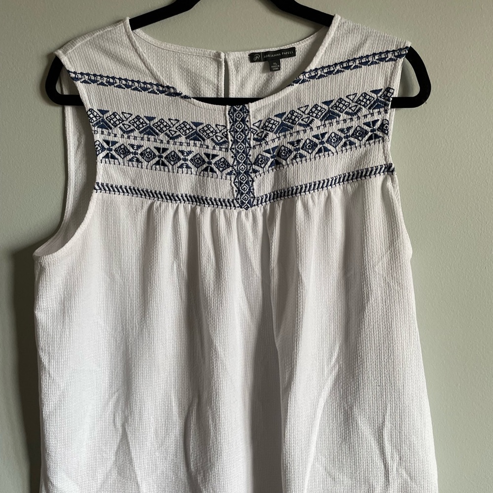 Adrianna Papell XL white sleeveless spring/summer top. Cute navy stitching
